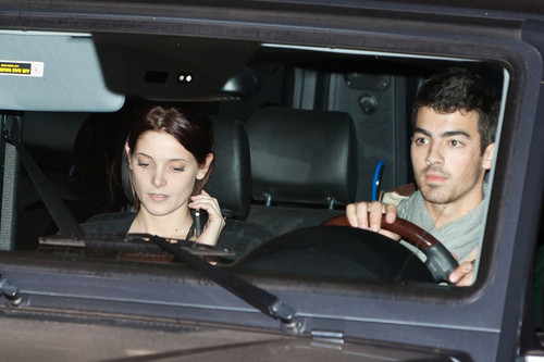 Joe Jonas and Ashley Greene Go Shopping (November 22)