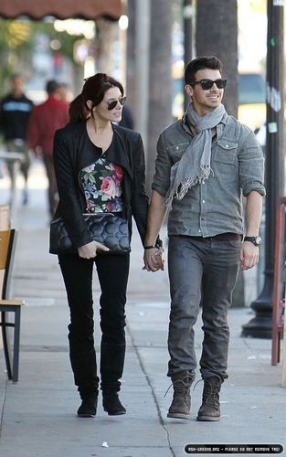  Joe Jonas and Ashley Greene in LA