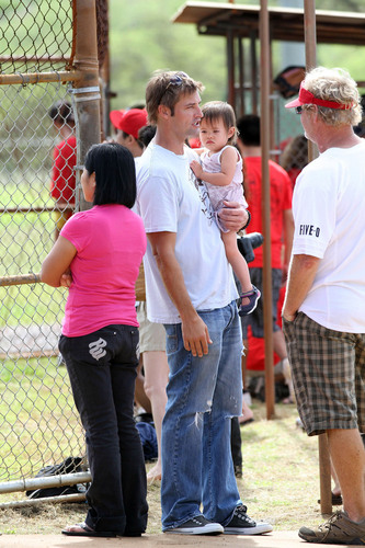  Josh Holloway at a Softball Game in Hawaii 22.11.2010