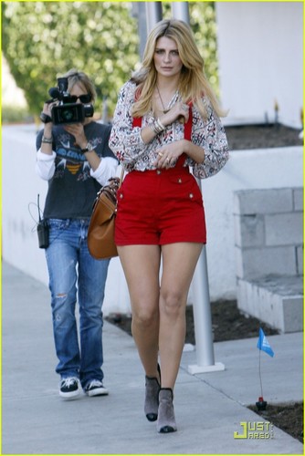  Mischa Barton Stays Cool For The Cameras