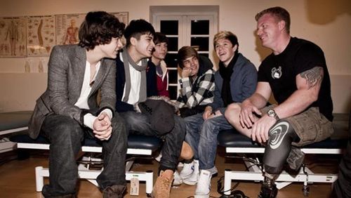 One Direction share a jour with injured soldiers