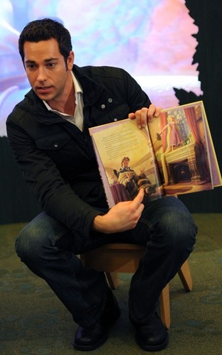  Promoting "Tangled" at the डिज़्नी Store - November 19, 2010