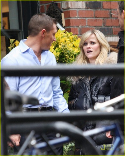  Reese Witherspoon & Tom Hardy Bundle Up for 'War'