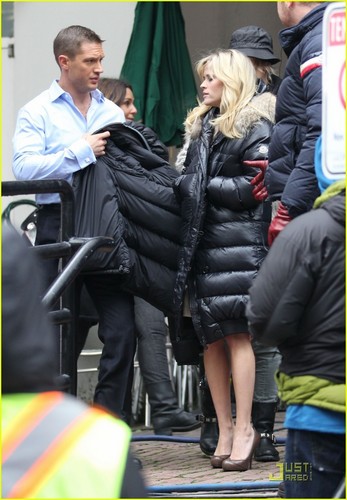  Reese Witherspoon & Tom Hardy Bundle Up for 'War'