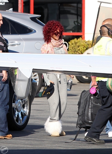  Rihanna jets off from Los Angels,November 22th,2010