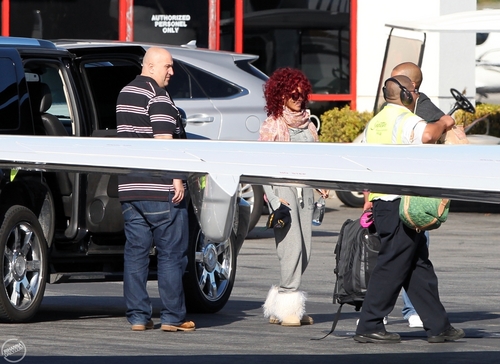  リアーナ jets off from Los Angels,November 22th,2010