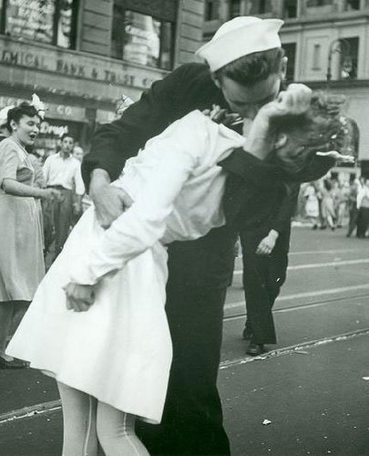  The Famous Sailor Kissing Nurse