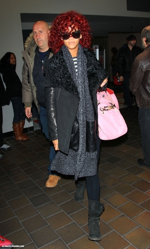  11-25 - Рианна Arrives At LaGuardia Airport In New York [HQ]