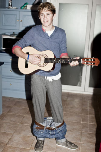  Cutie Niall Playing The violão, guitarra (Lol Ave U Cen His Pants) :) x