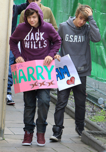  Flirty Harry & Goregous Liam Wiv Messages From The fãs :) x