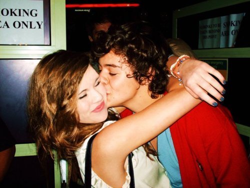  Flirty Harry Kissing 1 Of His Many mashabiki On The Cheek (Lucky Girl) :) x