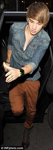  Goregous Liam Getting Out Of A Taxi :) x