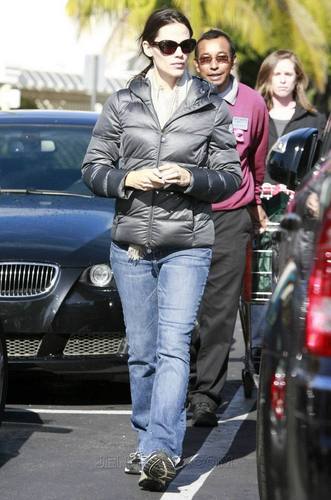  Jen out and about in L.A. 11/21/10
