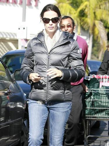  Jen out and about in L.A. 11/21/10