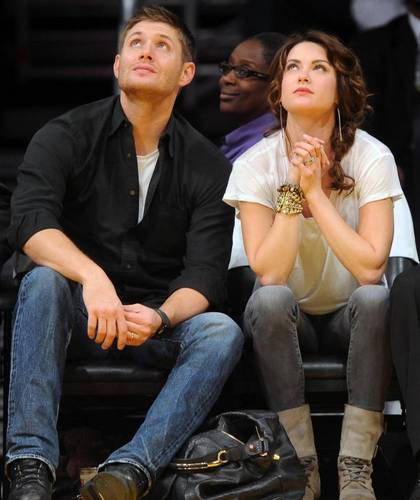  Jensen and Danneel at Lakers game on 23/11
