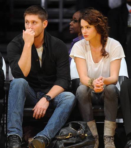  Jensen and Danneel at Lakers game on 23/11