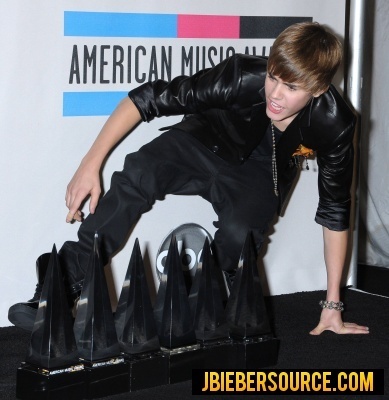  Justin and अशर in th AMA Press Room
