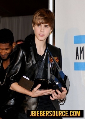  Justin and अशर in the AMA Press Room
