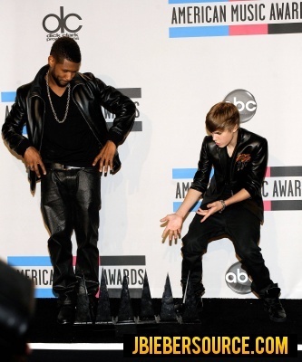  Justin and Usher in the AMA Press Room