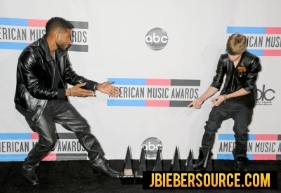  Justin and アッシャー in the AMA Press Room