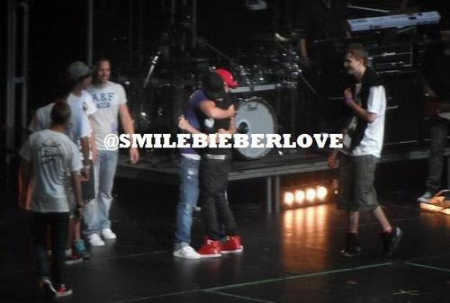  Justin and his father hugging in концерт
