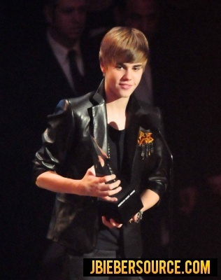  Justin recieving awards at the 2010 AMAs