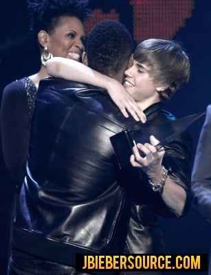  Justin recieving awards at the 2010 AMAs