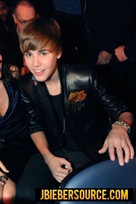  Justin recieving awards at the 2010 VMAs