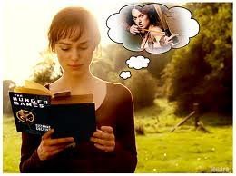  Keira Knightley reading HG :)