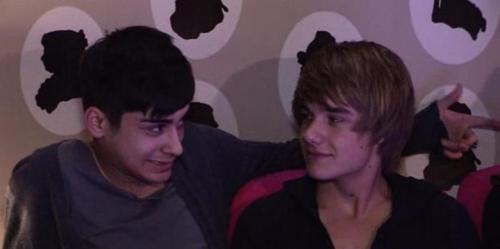 Sizzling Hot Zayn & Goregous Liam Chilling Out Behind The Scenes :) x