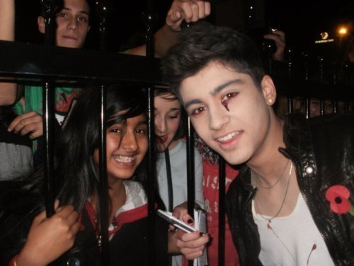  Sizzling Hot Zayn Wiv His Adoring fans (U Own My Heart) :) x