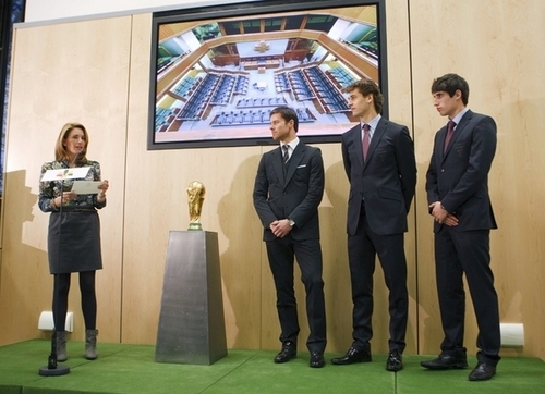  Fernando Llorente, Javi Martinez & Xabi Alonso - honored দ্বারা the Basque government (1.12.2010)