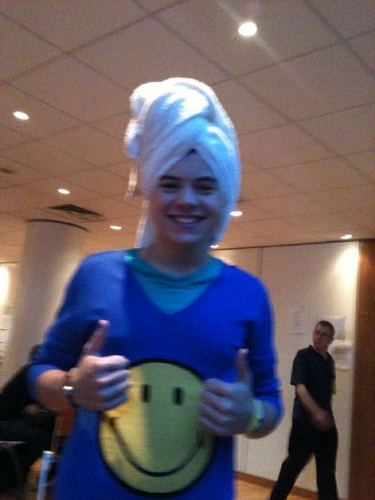  Flirty Harry Wiv A Big Cheesy Grin On His Face Wiv His Thumbs Up Backstage MDR :) x