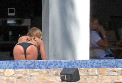  Jennifer out in Mexico