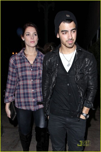  Joe Jonas & Ashley Greene: Beso dîner rendez-vous amoureux, date (November 26)