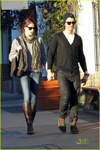  Joe Jonas & Ashley Greene: Beso dîner rendez-vous amoureux, date (November 26)