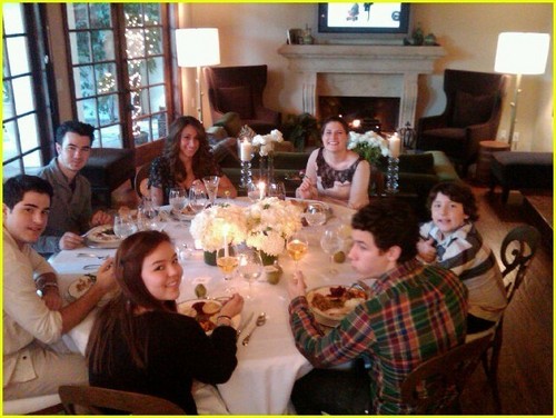  Jonas Family Thanksgiving Pics