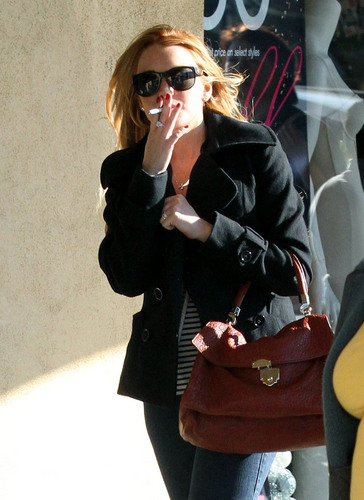  Lindsay Lohan 2010-11-27 - shopping at the Desert Hills Premium Outlets Read more: Lindsay Lohan - P