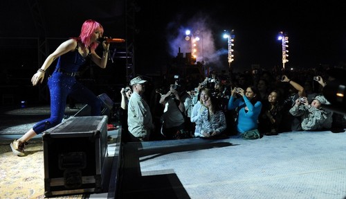  Paramore's VH1 Divas Salute The Troops, USO, Kuwait [Nov 23]