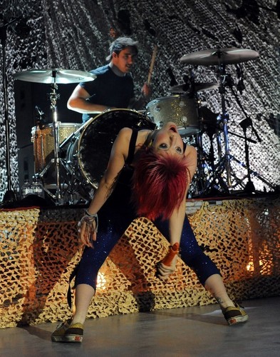  Paramore's VH1 Divas Salute The Troops, USO, Kuwait [Nov 23]