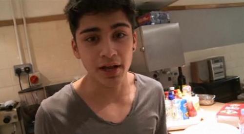  Sizzling Hot Zayn In The cucina Yum Yum (He Owns My Haert & Always Will) Those Coco Eyes :) x