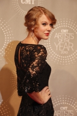  Taylor at the CMT Artists of the tahun 2010