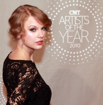  Taylor at the CMT Artists of the an 2010