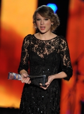  Taylor at the CMT Artists of the ano 2010