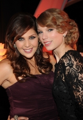  Taylor at the CMT Artists of the taon 2010