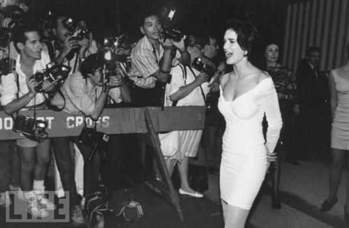  Winona at the premiere Great Ball of آگ کے, آگ