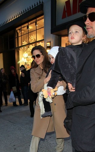  Angelina, Brad , Vivienne & Knox out in NYC