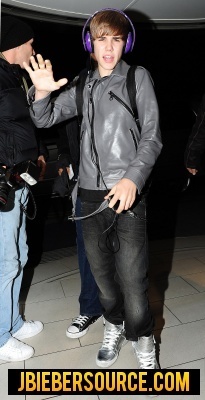  Arriving at his hotel in Central Londres