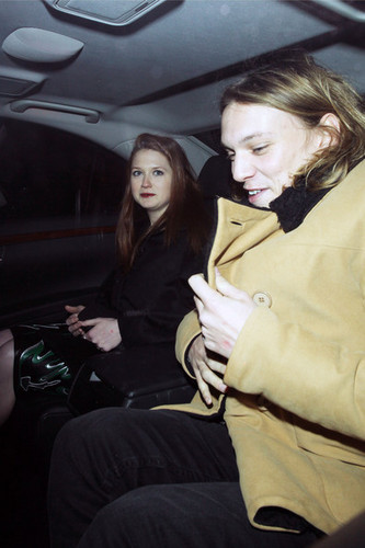  Bonnie out and about in लंडन {December 4th 2010}