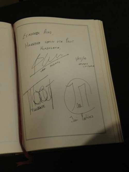 Fernando Llorente, Javi Martinez & Xabi Alonso - The signatures (1.12.2010)